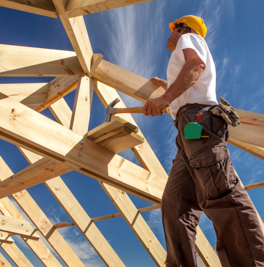 Ein Arbeiter auf einem Holzdach
