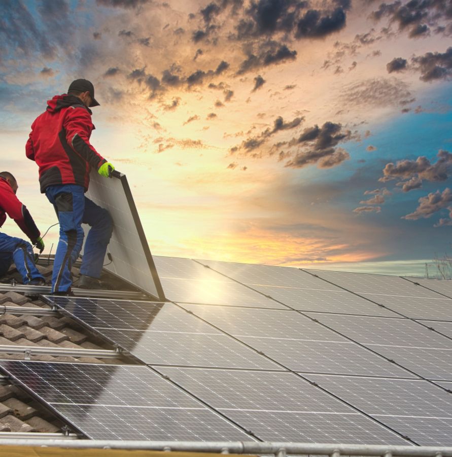 Zwei Arbeiter installieren eine Solaranlage